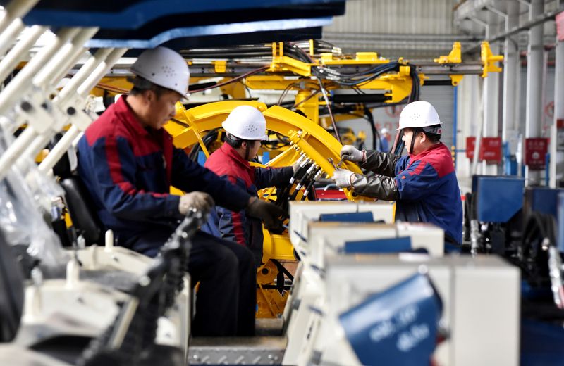 © Reuters.  File photo: Workers work on a drilling machine production line at a factory in Zhangjiakou, Hebei province, China November 14, 2018. REUTERS/Stringer/File Photo